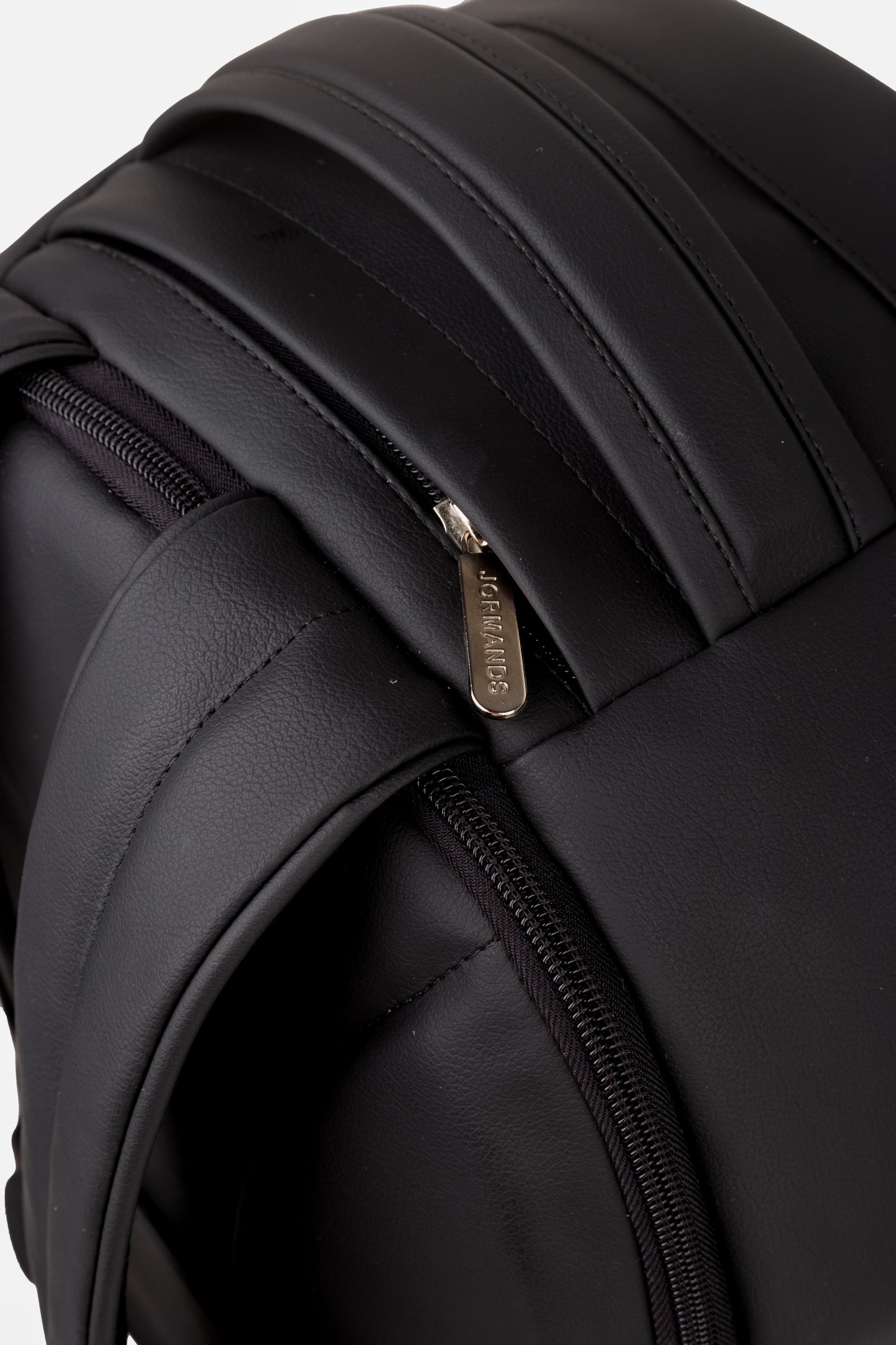 Black Premium Backpack + AirTag (Apple)